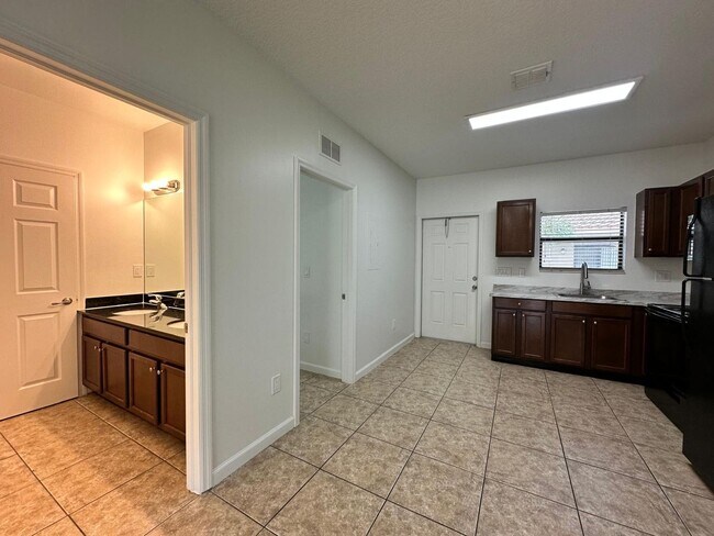Foto del edificio - 1045 Villas LLC (1035 NE 10th Ave)