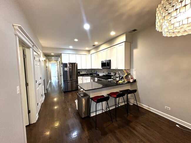 Foto del edificio - 2457 N Halsted St