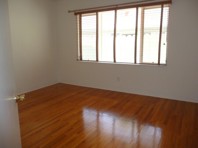 South BR wood blinds - 913 20th St