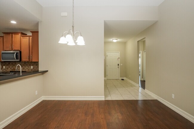 Foto del edificio - 615 Woods Landing Dr