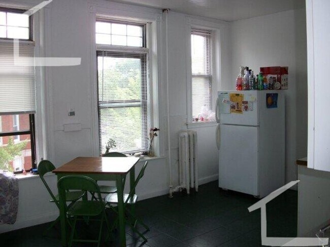 Foto del edificio - Large Unit on Cleveland Circle. Central AC...