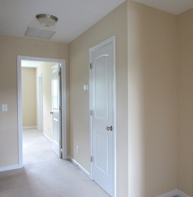 Foto del edificio - Three Bedroom Townhome in Richlands Close to Everything!!