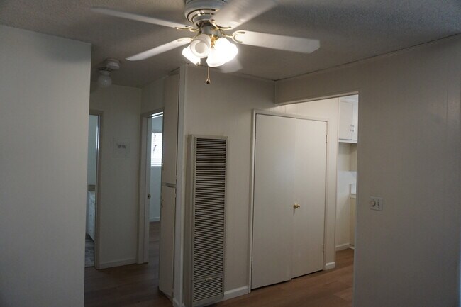Área de comedor - 11628 Mayfield Ave