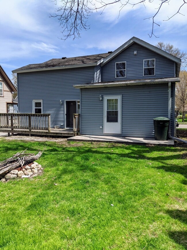 Building Photo - 536 Metomen St