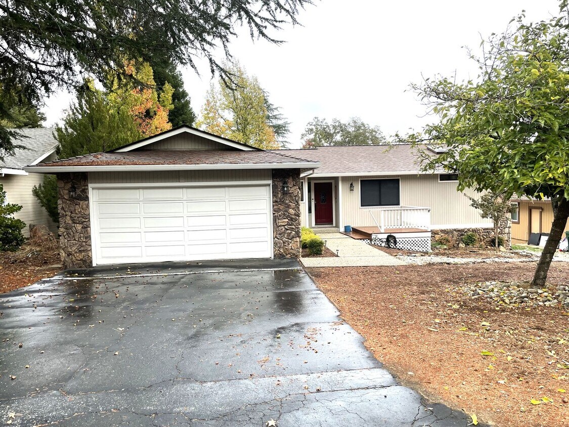 Foto principal - 3 bedroom 2 bath FURNISHED home in Lake Wi...