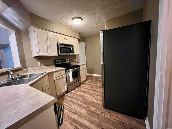 Building Photo - 1819 Calgary Trail