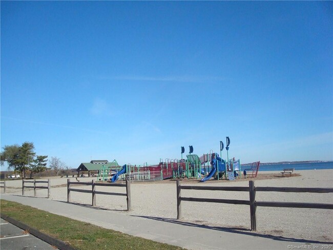 Foto del edificio - 155 Short Beach Rd