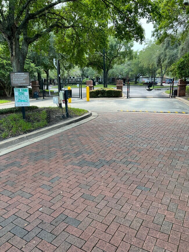 Building Photo - 10000 Gate Pky N