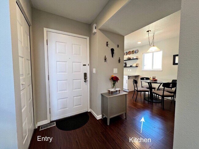 Foto del edificio - "Charming 2-Bed Townhouse Retreat on East Florida Ave with Spacious 1170 Sq Ft Layout!"