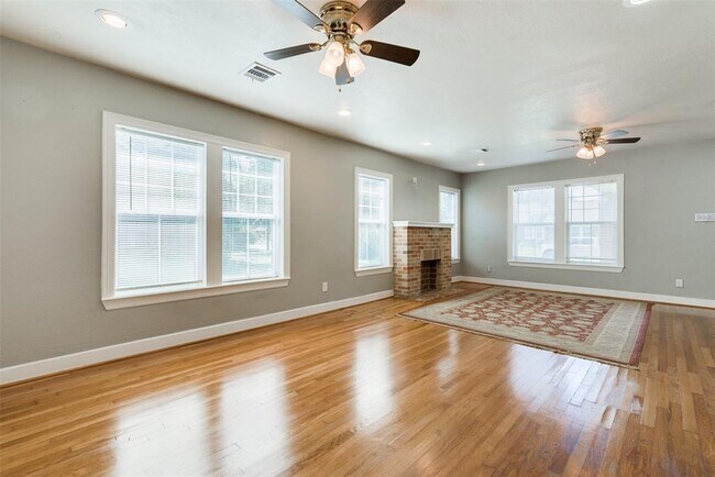 Building Photo - 516 Woodard St