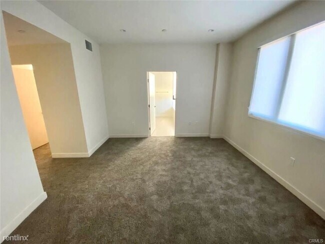 Building Photo - 505 N Santa Anita Ave