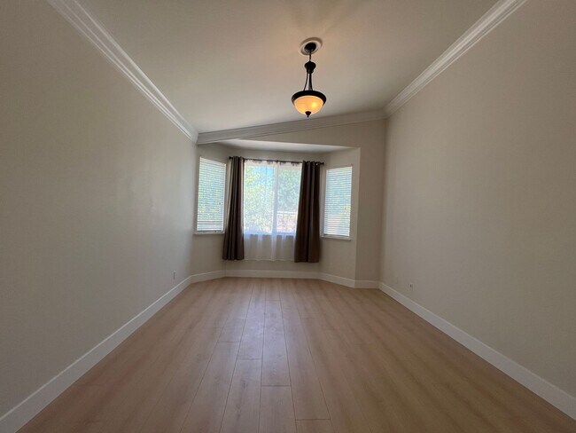 Building Photo - Gorgeous, Low Maintenace, Like new Home Cl...