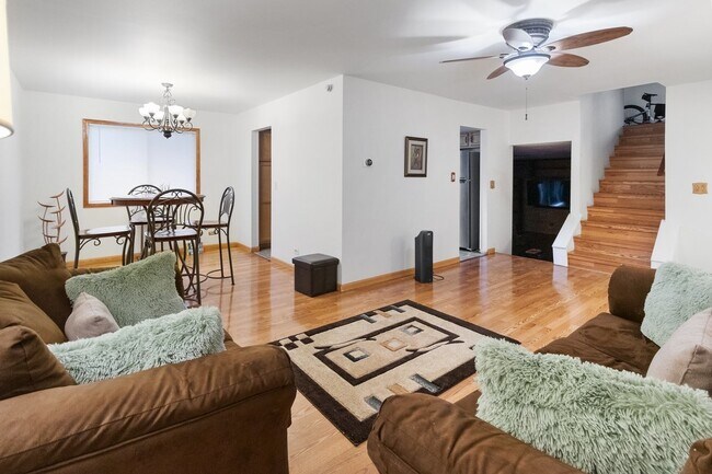 Building Photo - 5646 Fernwood Ct