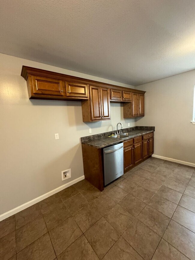 Building Photo - 2 Bed / 2 Bath Downtown Move In Ready