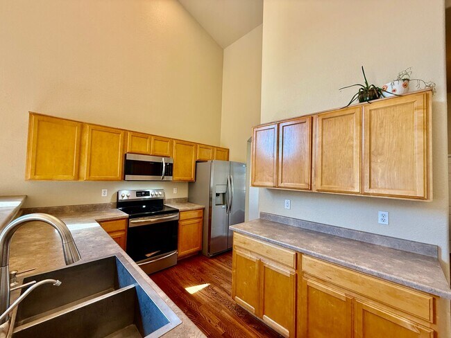 Foto del edificio - Spacious 4-Bedroom Home with Main level Living