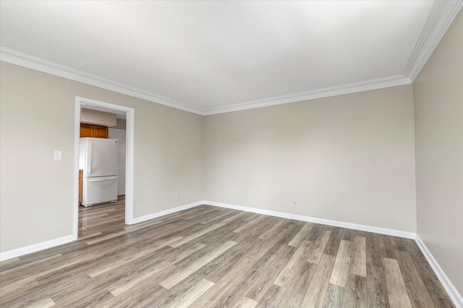 Building Photo - 260 Roslyn Rd