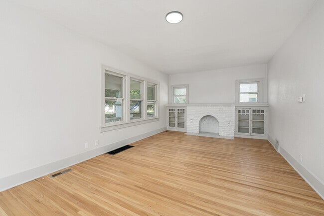 Building Photo - 156 S Estelle St