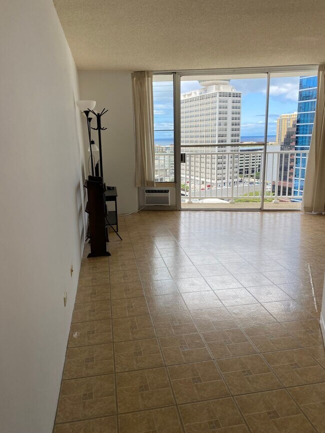 Foto del edificio - A partially furnished studio with lanai an...