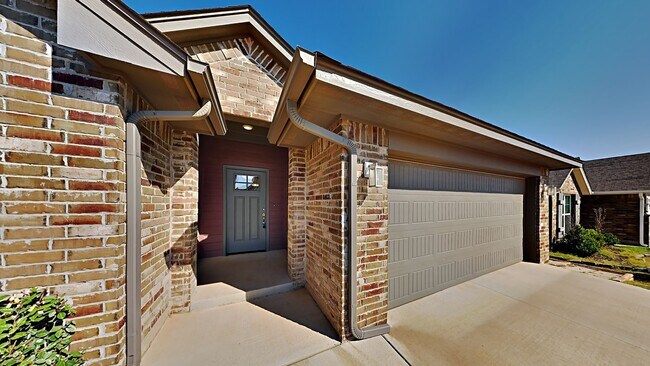 Building Photo - Stunning 3 Bedroom 2 Bath Home in Yukon Schools