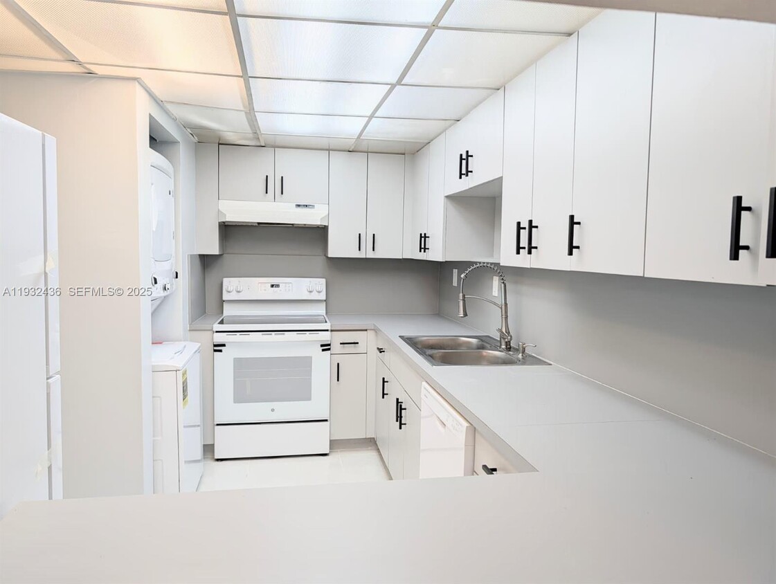 Building Photo - 10000 NW 80th Ct