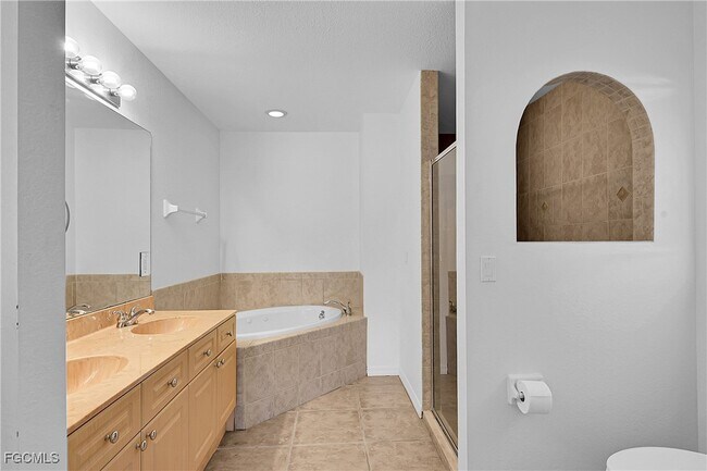 Building Photo - 16 NW 12th Pl