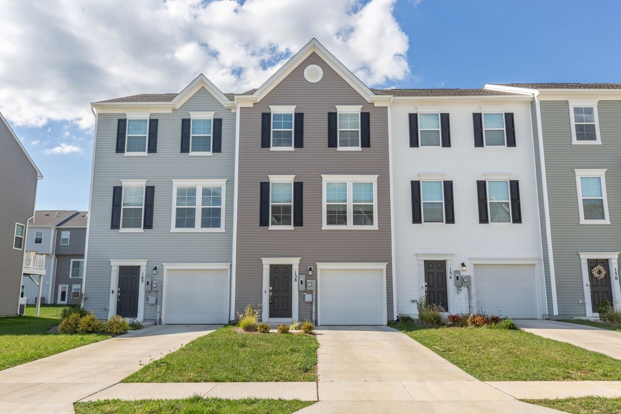 Foto principal - 3 Bed, 2 Full/2 Half Bath, Well Maintained...