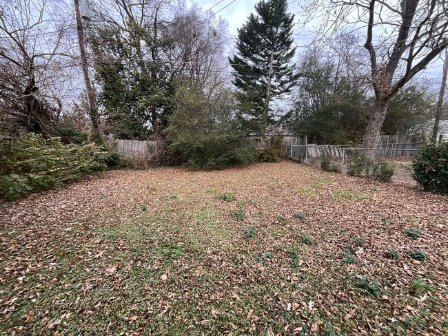 Building Photo - Now Available! Cute 4 Bed, 2 Bath Bungalow in Glenwood! Great Central GSO location