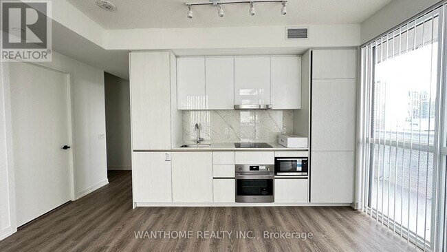 Photo du bâtiment - 8 Interchange Wy