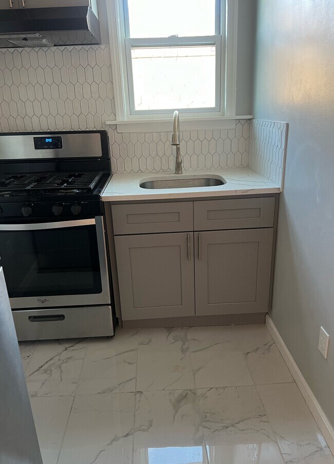 Building Photo - 10 Farley Ave