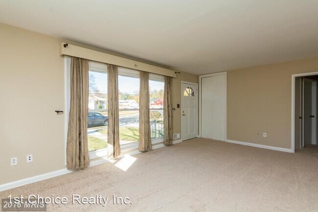 Building Photo - 3 br, 2 bath Apartment - 521 Kent Circle