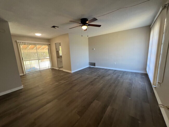 Foto del edificio - $1,350 ** Annual Lease ** 2 Bedroom / 1 Ba...