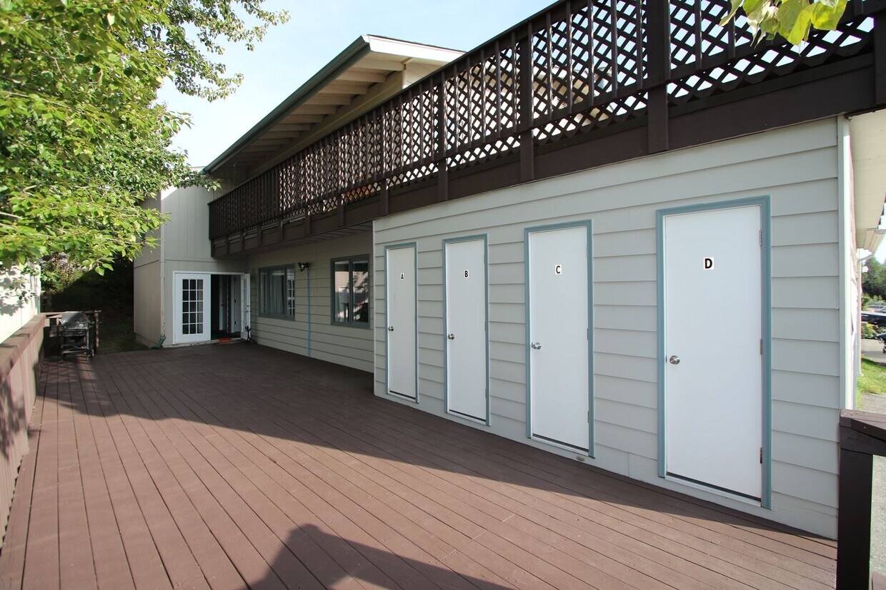 Building Photo - 2 Bedroom Apartment in Jewel Lake w/ Garage!