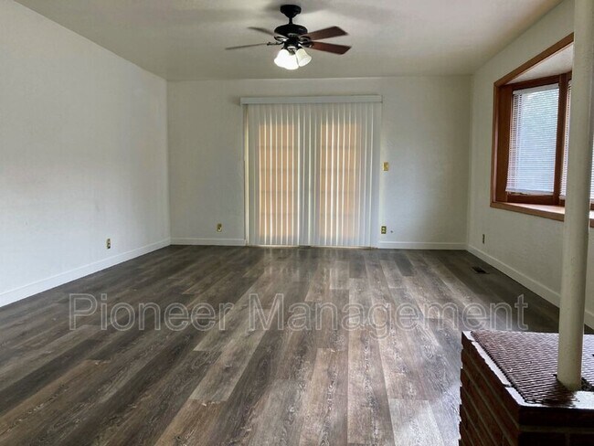 Building Photo - 2862 W Sherwood Ave