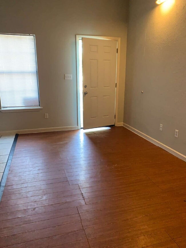 Building Photo - "Charming 1-Bedroom Retreat in Jonesboro's...