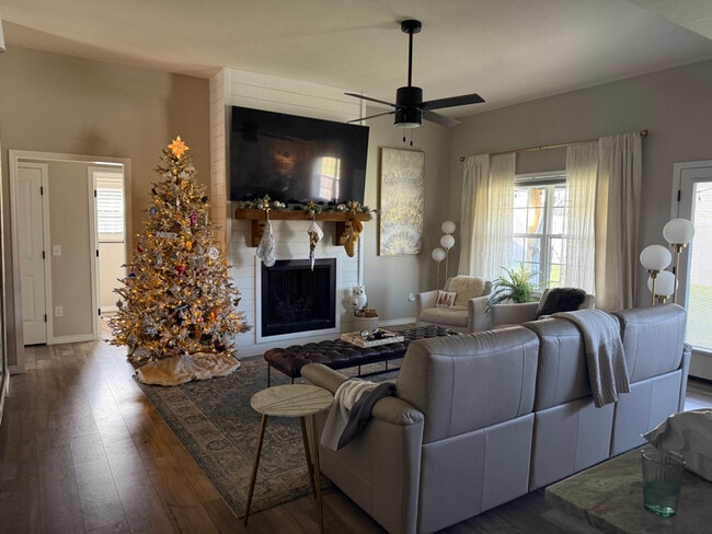 Building Photo - 1469 N Lyon Ave