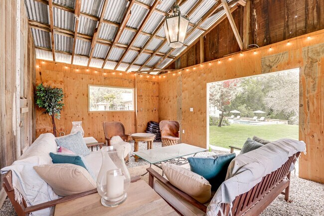 Foto del edificio - 6256 Dry Creek Rd