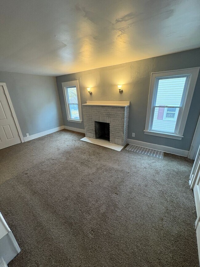 Building Photo - Spacious 4-Bedroom Akron Home with Garage | Open House Feb 5