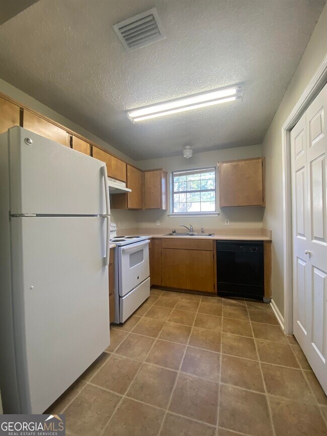 Building Photo - 426 Admiral's Walk Dr