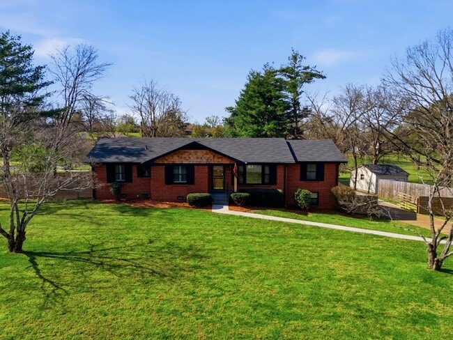 Building Photo - 2820 Donna Hill Dr