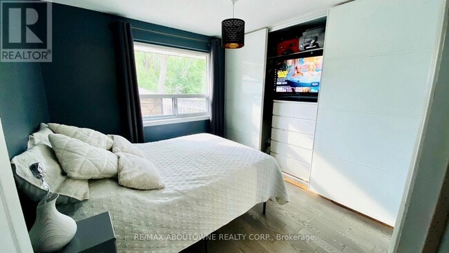 Building Photo - 1601 Sandgate Crescent