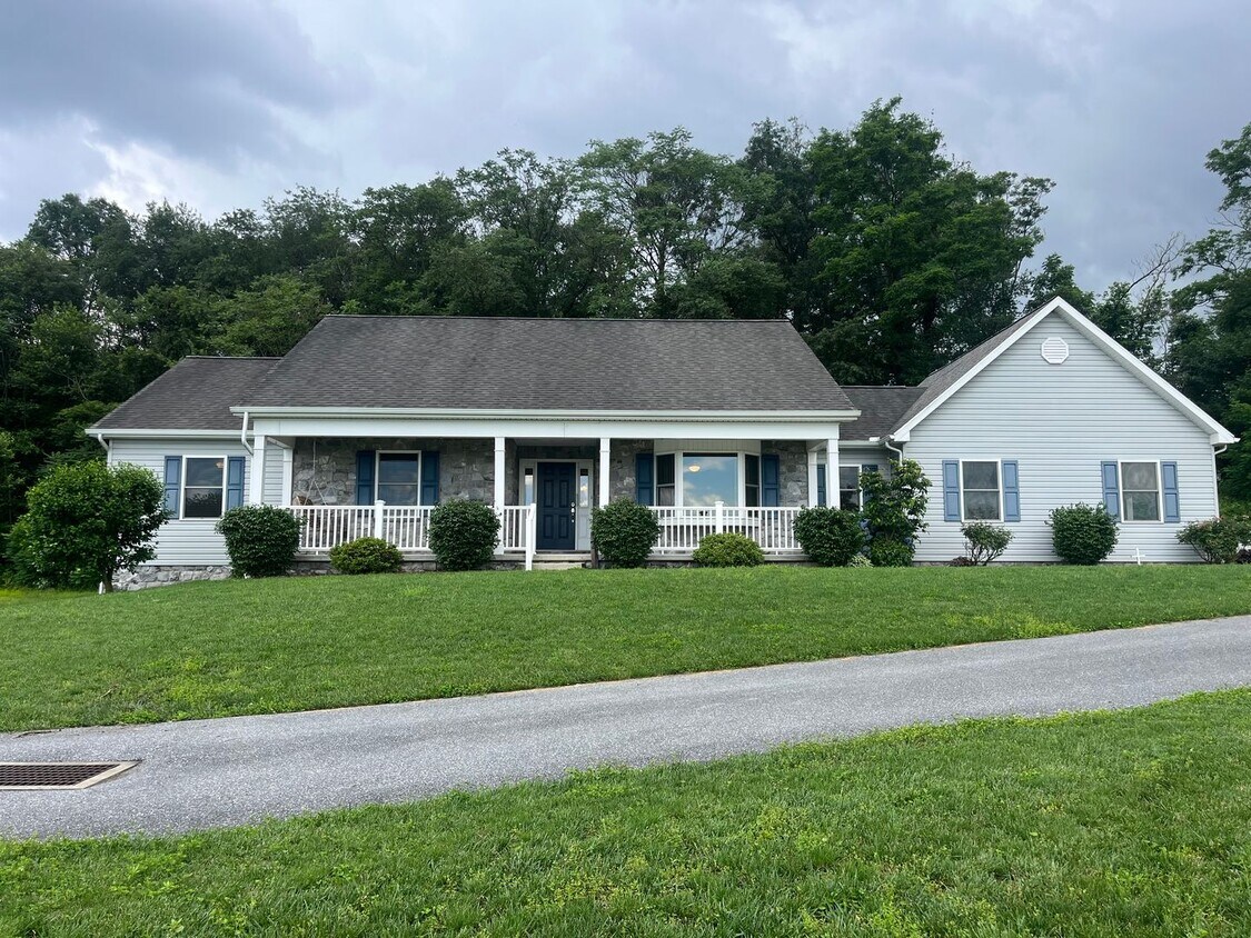 Primary Photo - Now Leasing – Beautiful Well Maintained 3-...