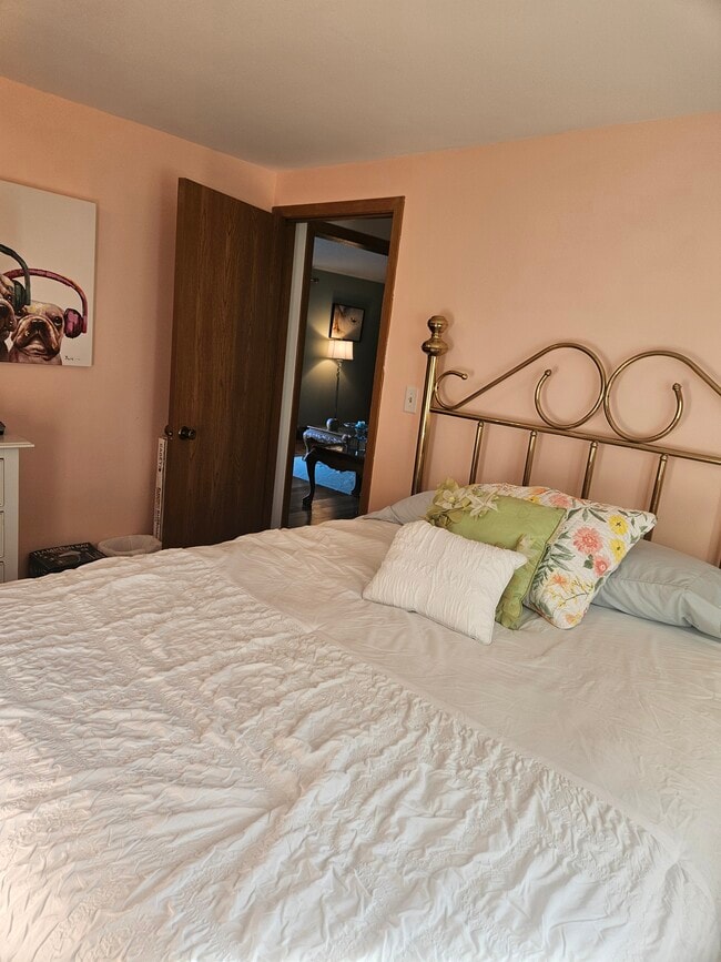 Dormitorio principal con cama queen en el segundo piso - S818 Goldfinch Ct