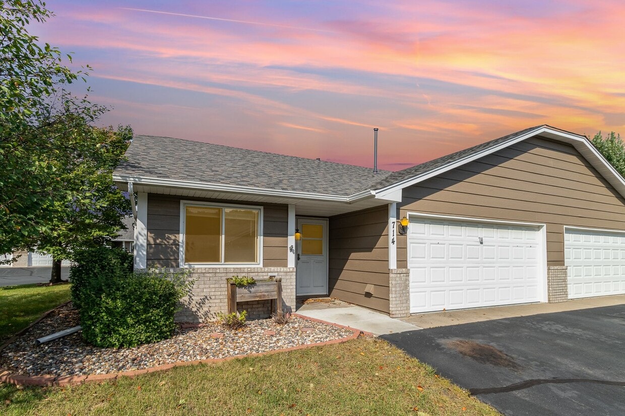 Primary Photo - 2 Bed | 1 Bath Updated One Level Home