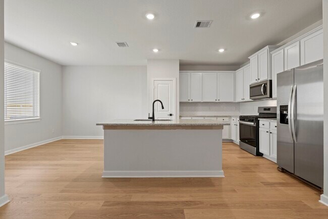 Building Photo - 3121 Banyan Dr