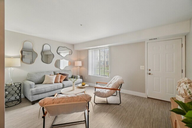 Relájese en amplias áreas de estar con espacio para muebles completos, operados profesionalmente por Highlands Vista Group. - Bainbridge Park