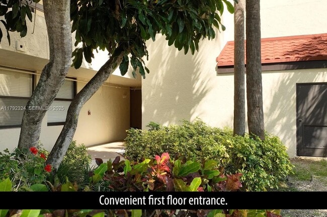 Building Photo - 825 Egret Cir