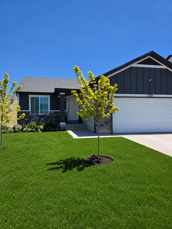 Building Photo - 1589 S White Sage Dr