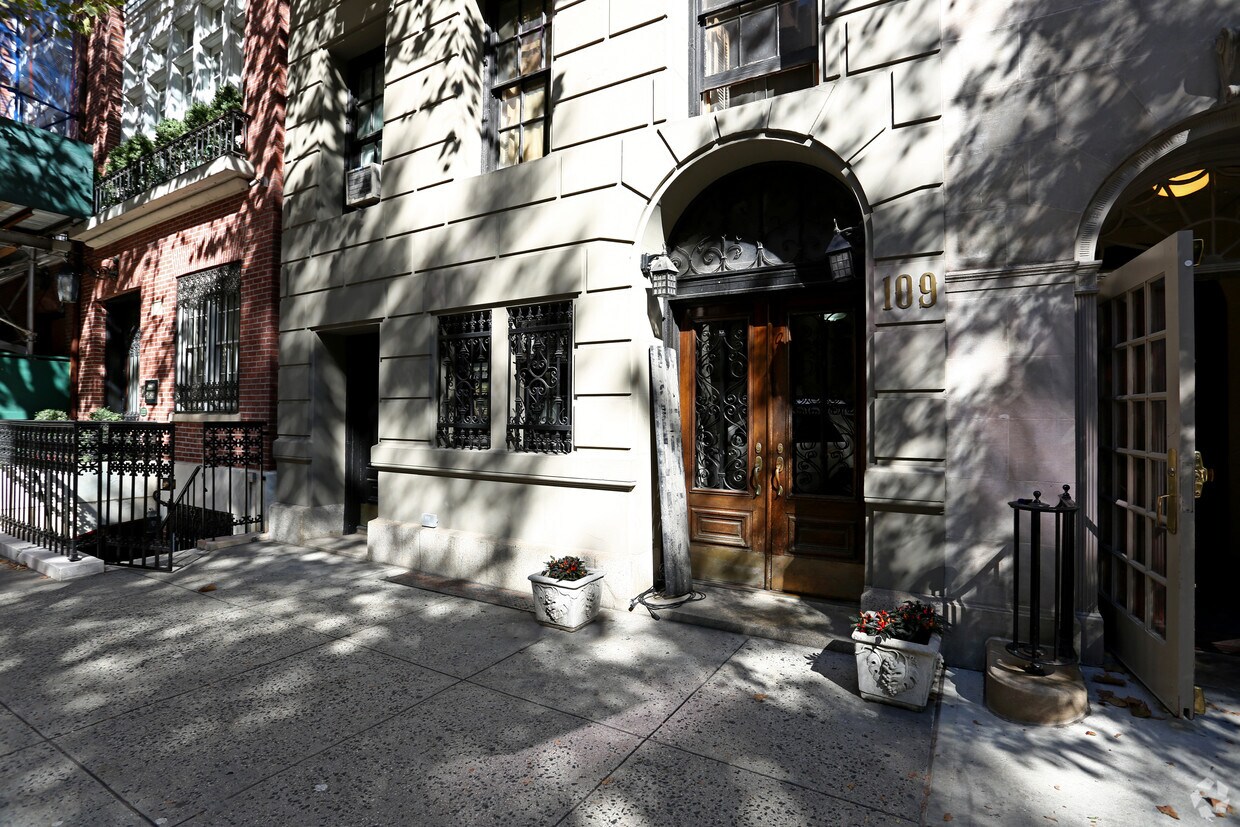 Building Photo - 109 E 73rd St