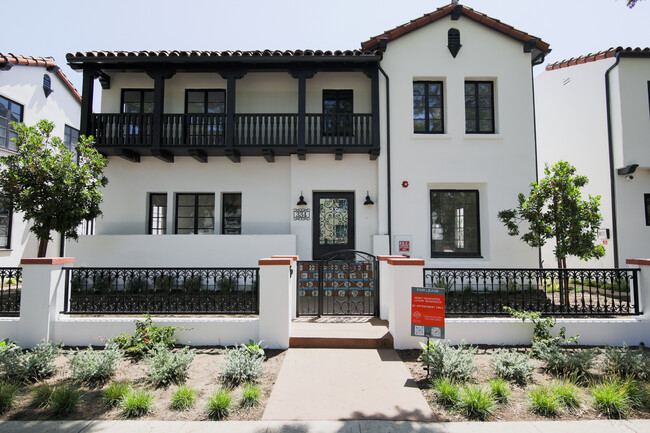 Building Photo - 332 N Oakhurst Dr