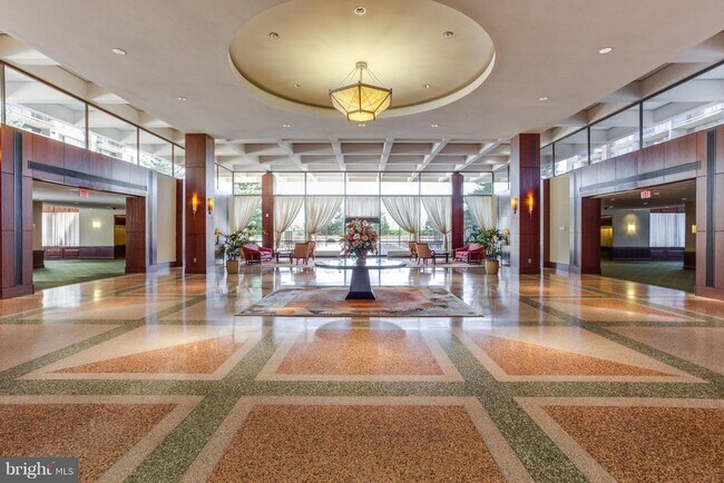 Foto del edificio - 3705 S George Mason Dr